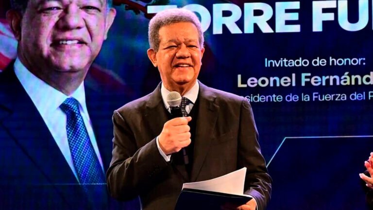Leonel Fernández participó en un servicio religioso en la Iglesia Cristiana Torre Fuerte, en Elizabeth, Nueva Jersey, durante la agenda que desarrolla en Estados Unidos.
