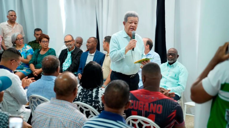 Leonel Fernández critica manejo de la crisis eléctrica y exige respuestas al Gobierno Leonel Fernández pidió a los funcionarios del Gobierno concentrarse en buscar soluciones a los problemas del sistema eléctrico y cuestionó la situación financiera del sector.