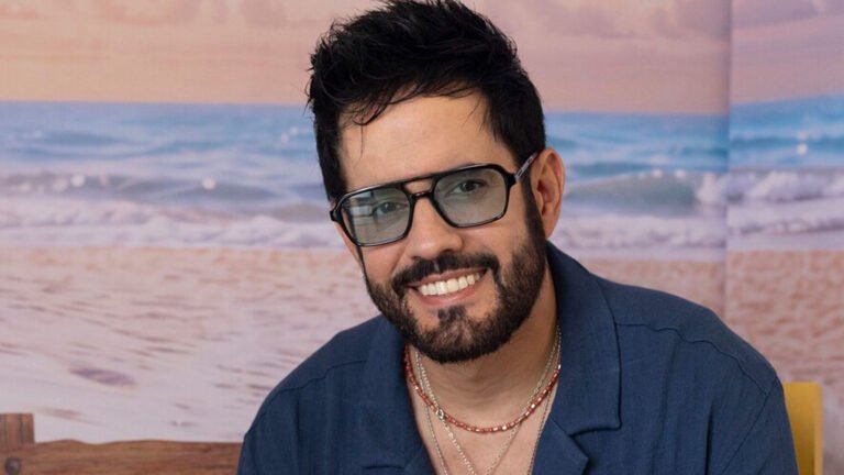 Manny Cruz celebra diez años como solista con “Nieve en verano”, una colaboración con Juan Luis Guerra que tardó varios años en concretarse.