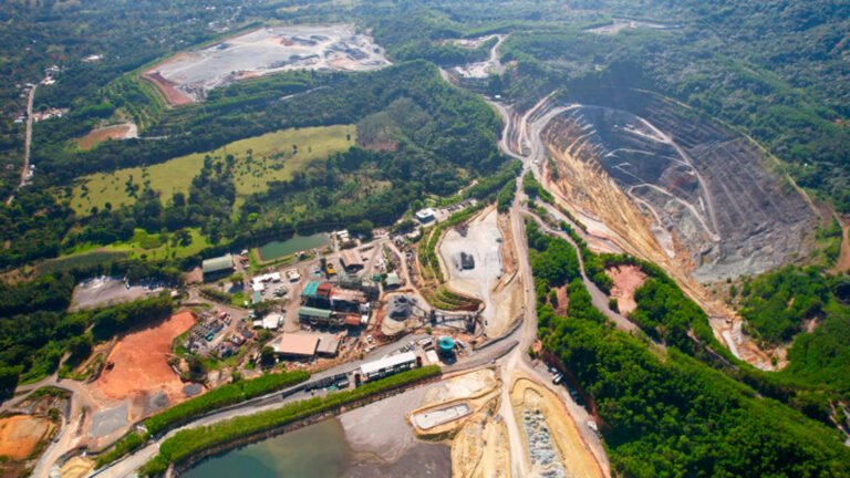La minería genera importantes ingresos fiscales y divisas para República Dominicana, mientras comunidades próximas a distintas explotaciones reclaman mayor vigilancia sobre sus posibles efectos ambientales y sanitarios.