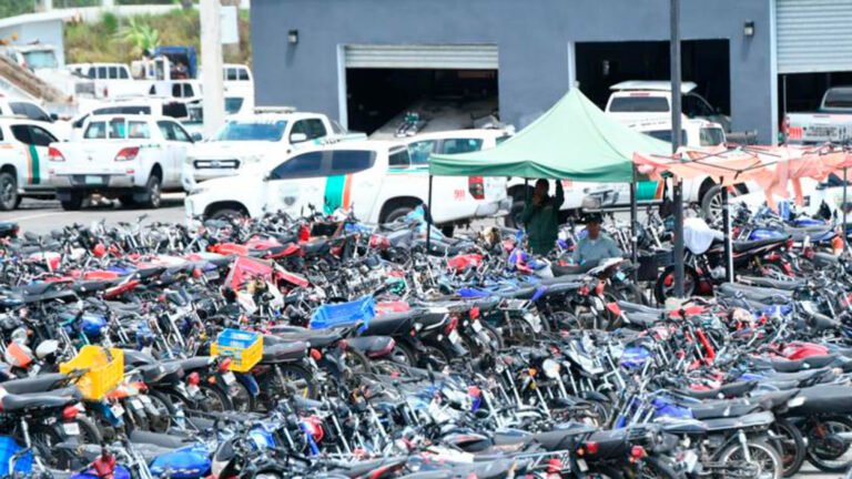 Cientos de motocicletas permanecen en el Centro de Retención Vehicular mientras sus propietarios completan los procedimientos establecidos para su recuperación.