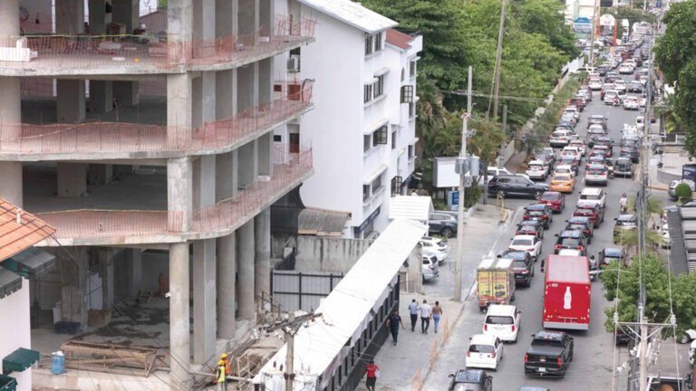 Casi el 60 % de las obras registradas en la región metropolitana durante el primer semestre de 2026 se encontraban paralizadas, según datos de la ONE.