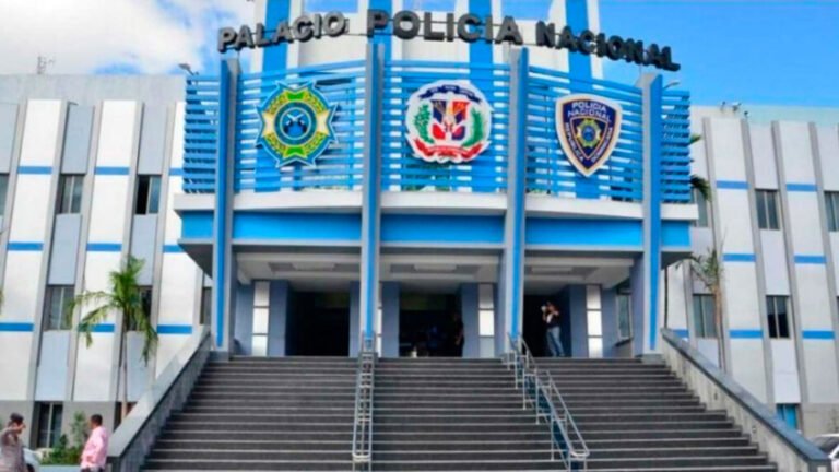 La Policía Nacional informó que el raso Edwin de los Santos Guerrero fue detenido y puesto a disposición del Ministerio Público tras la muerte de una adolescente de 14 años en Santo Domingo Este.