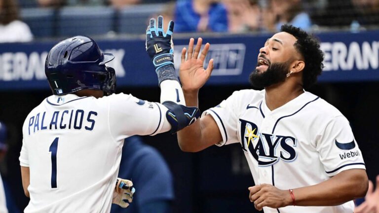 Junior Caminero y los Rays conquistan el Este y aseguran ventaja de local en playoffs Junior Caminero celebra junto a sus compañeros después de que los Rays de Tampa Bay aseguraran el título de la División Este de la Liga Americana con una victoria 6-1 sobre los Yankees de Nueva York.