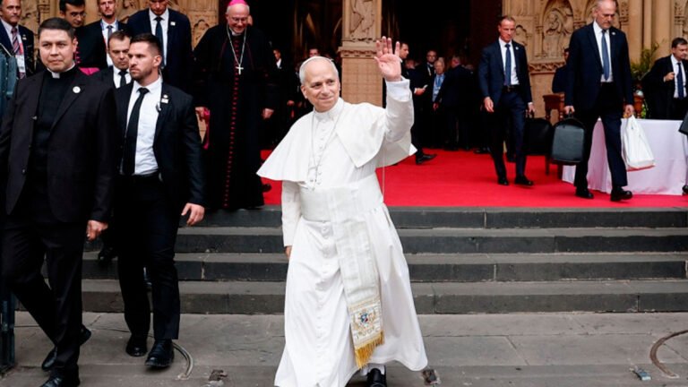 El papa León XIV conversa con periodistas a bordo del vuelo de regreso a Roma tras concluir una visita de cuatro días a Francia, el 28 de septiembre de 2026.