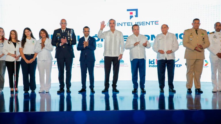El presidente Luis Abinader presentó el programa “RD Inteligente”, que busca capacitar gratuitamente a un millón de dominicanos en el uso de herramientas de inteligencia artificial.