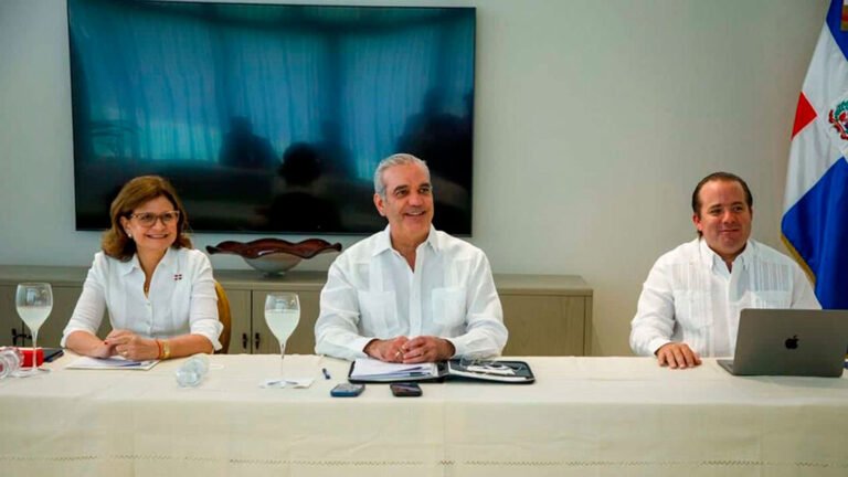 Luis Abinader encabezó reuniones sobre agua, salud, energía e infraestructura durante su segundo día de trabajo desde Santiago.