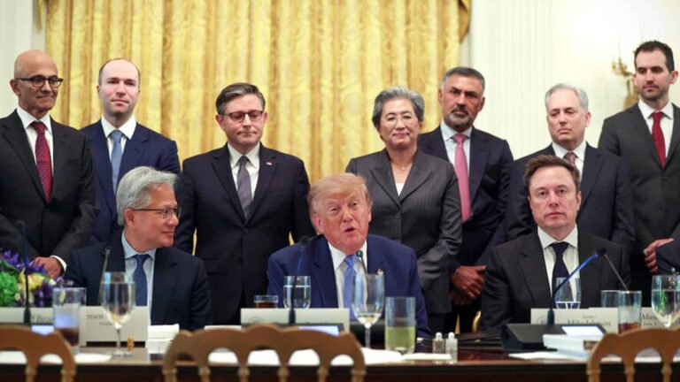 Donald Trump se reunió en la Casa Blanca con ejecutivos de las principales empresas de inteligencia artificial, seis de las cuales firmaron un acuerdo voluntario para reforzar los controles de seguridad de sus modelos.