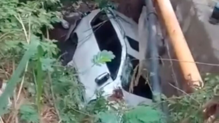 El vehículo en el que viajaba la gobernadora de Dajabón cayó debajo del puente de Bánica tras ser impactado durante un accidente de tránsito.