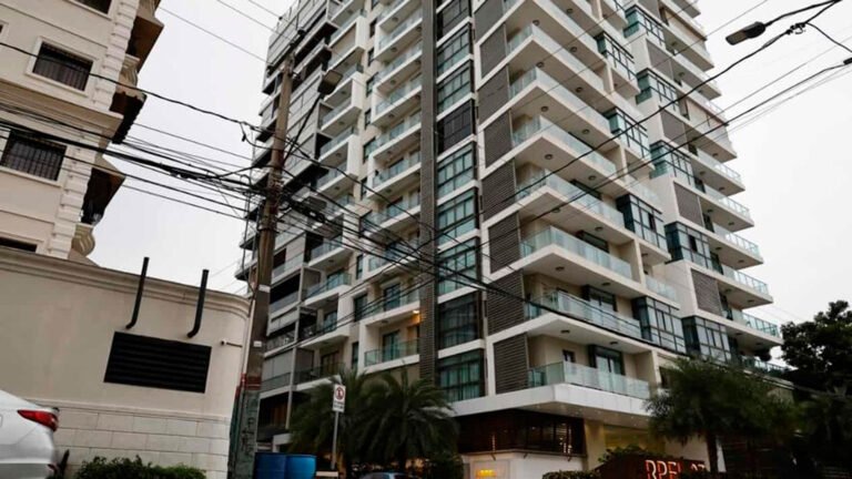 El elevado costo de compra y alquiler de viviendas en el Distrito Nacional obliga a numerosos trabajadores a residir en municipios periféricos y desplazarse diariamente hacia el principal centro laboral del país.