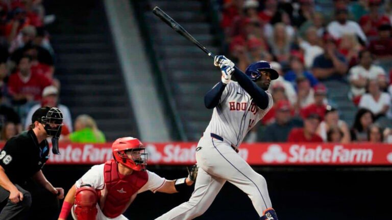 Yordan Álvarez llega al último mes de la temporada liderando o compartiendo el primer lugar en las tres estadísticas que componen la Triple Corona de bateo.